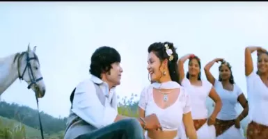 Atho Vanile Nila Poguthe - Deeplyrics